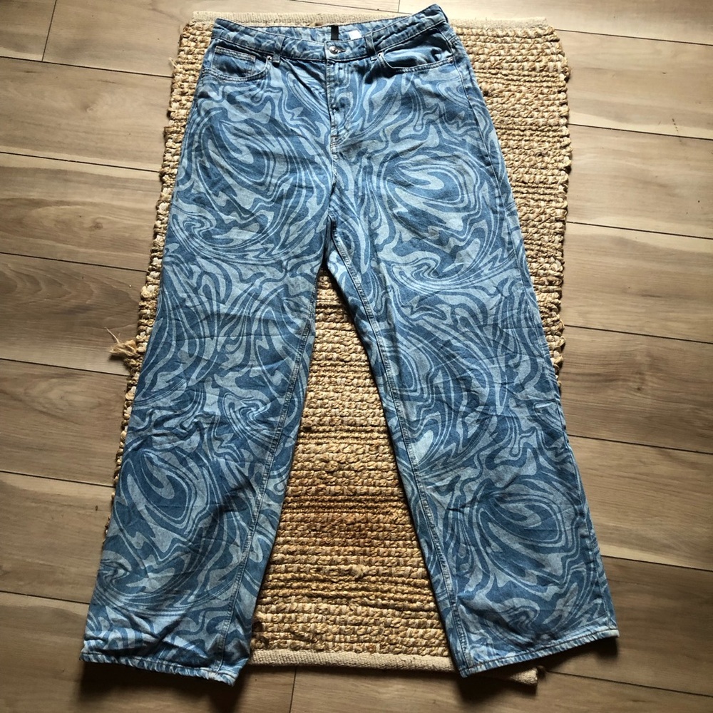 Divided H&M women’s Size 10 wide legged oil slick pattern denim/jeans